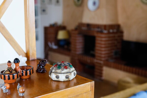 Una mesa de madera con figuritas de cerámica y un objeto decorativo.