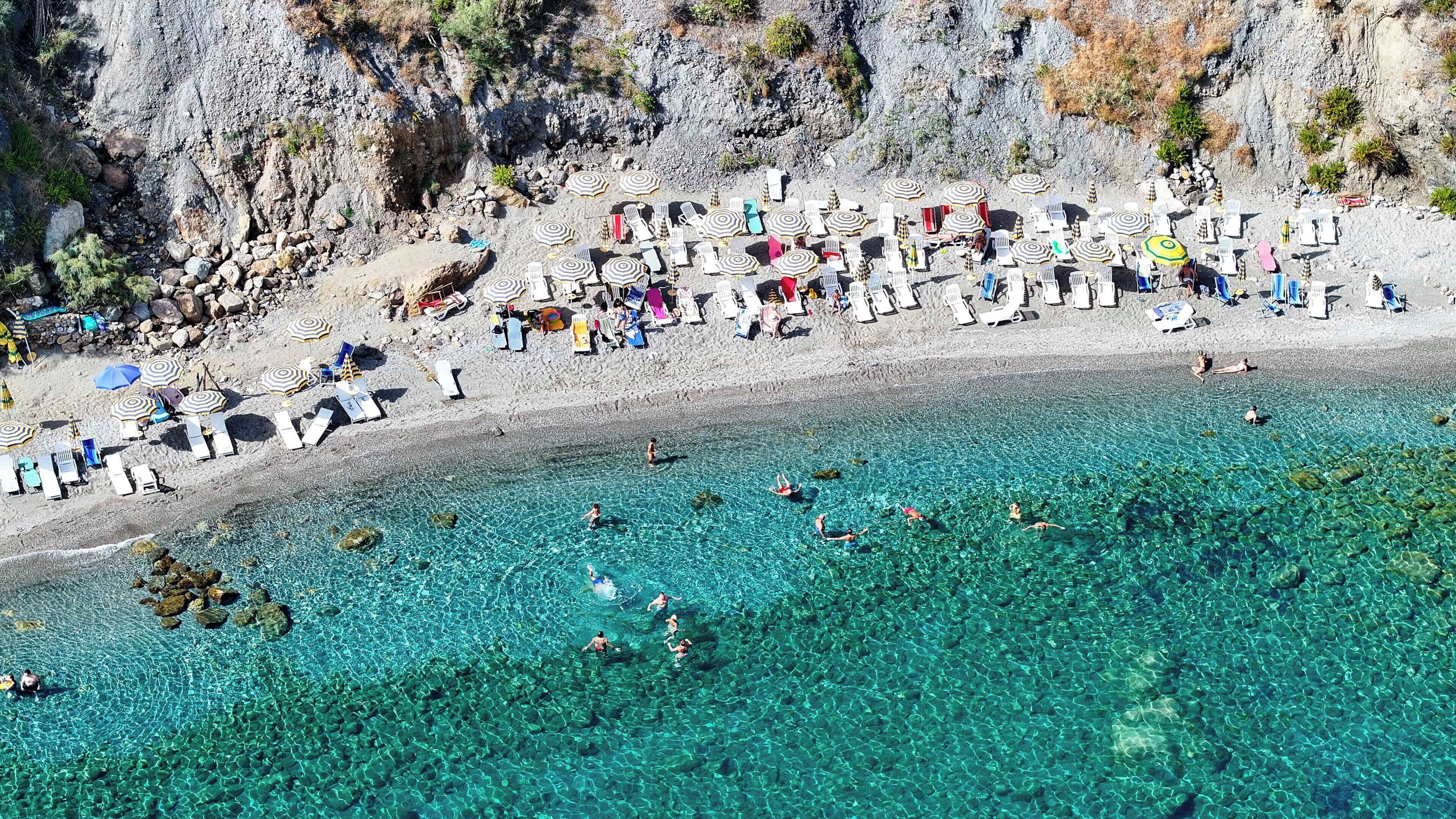 På stranden, solsenger og strandhåndklær