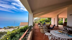 Outdoor dining - Villa by the sea "Villa Fortunato" (GIOIOSA MAREA)