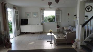 TV connectée, livres, espaces bureaux