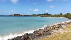 On the beach, beach towels - Caravelle peninsula, opulent villa with swimming pool, seafront (La Trinité)