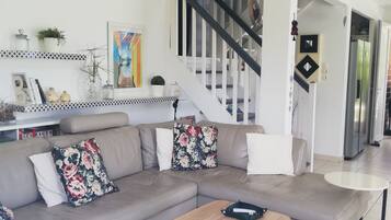 智能電視、書籍、 辦公室