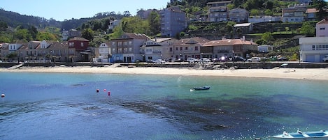 Una spiaggia nelle vicinanze