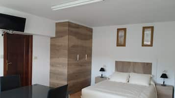 1 slaapkamer, een strijkplank/strijkijzer, reisbedje, wifi
