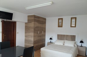 1 bedroom, iron/ironing board, travel crib, WiFi