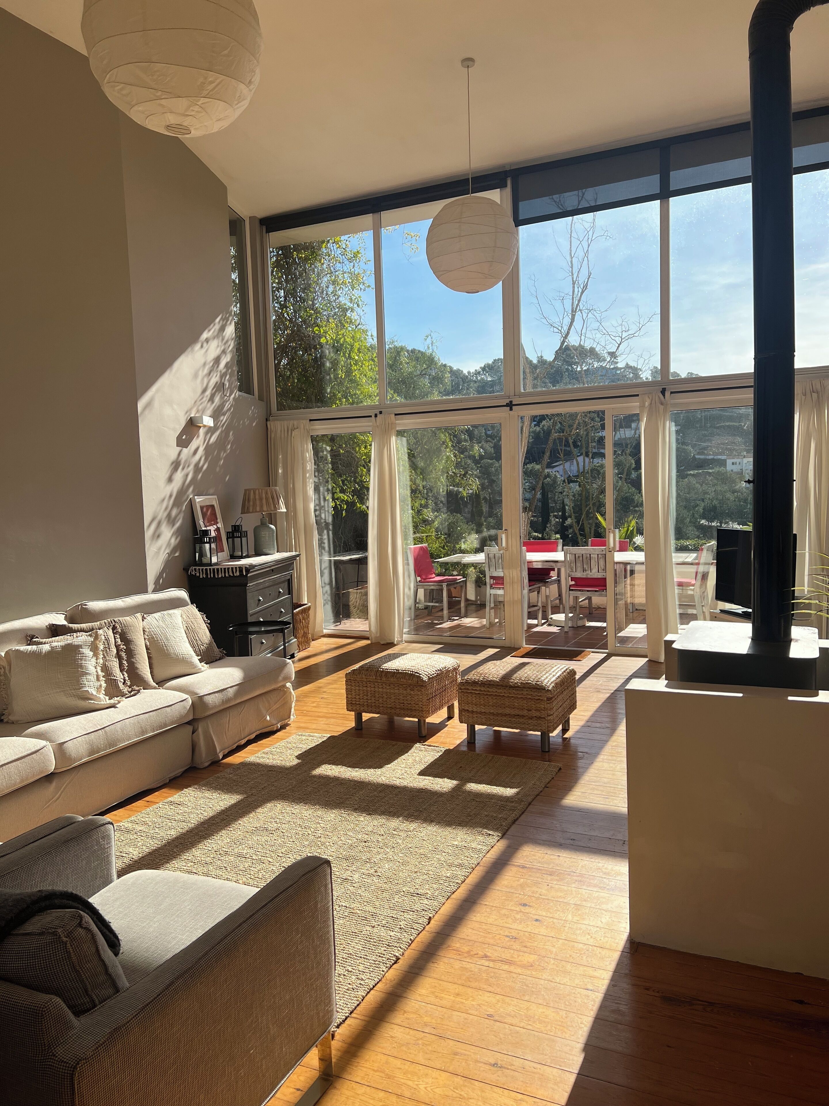 Smart TV, fireplace, DVD player, books