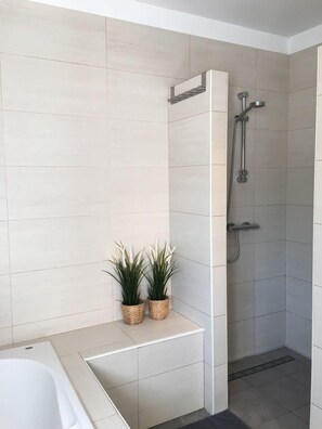 Bathtub, hair dryer, towels, soap - Perfect holiday Sitges, private villa, pool, beach, lots of character!  (Barcelona)