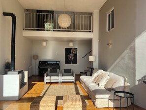 Smart-TV, peis, DVD-spiller og bøker