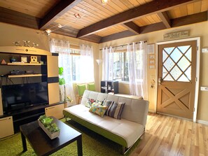 Smart TV, fireplace, DVD player, books - 5 mins from Casino/Skiing/Shopping | Pet-Friendly | Free Wi-Fi | Sleeps 10 (South Lake Tahoe)