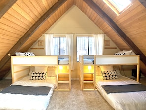 3 bedrooms, desk, travel cot, free WiFi