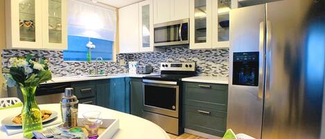 Full-size fridge, microwave, oven, stovetop