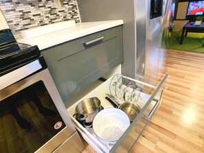Full-sized fridge, microwave, oven, stovetop - 5 mins from Casino/Skiing/Shopping | Pet-Friendly | Free Wi-Fi | Sleeps 10 (South Lake Tahoe)