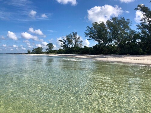 Charming Beach Cottage with private pool! One mile to stunning Horizon Beach!