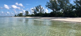 Charming Beach Cottage with private pool! One mile to stunning Horizon Beach!