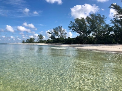 Charming Beach Cottage with private pool! One mile to stunning Horizon Beach!