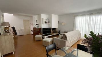 Smart-tv, een open haard en een computerscherm