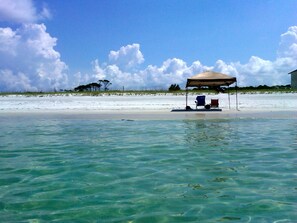 Playa en los alrededores y camastros 