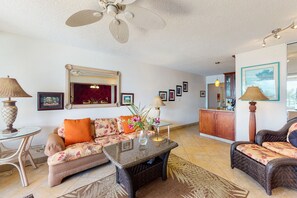 TV - Top-floor oceanfront condo with sweeping ocean views, lanai, partial A/C (Wailuku)