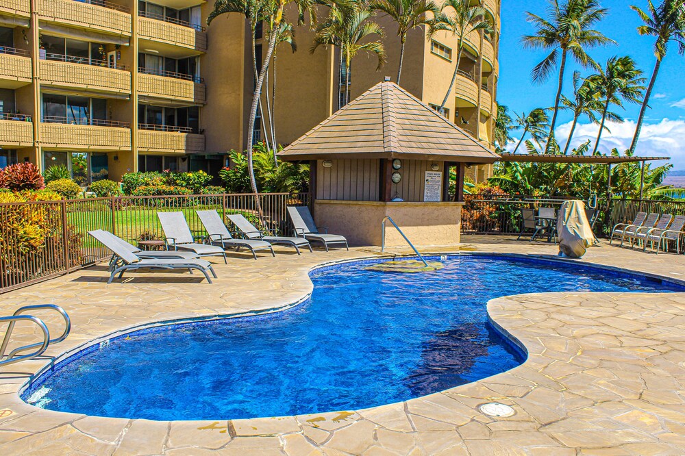 Top-floor oceanfront condo with sweeping ocean views, lanai, partial A/C
