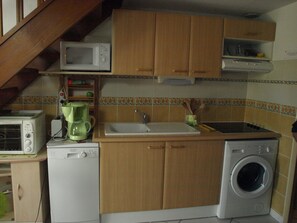 Frigorífico, microondas, horno y placa de cocina