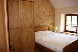 2 soverom, skrivebord, strykejern/-brett og reiseseng for barn