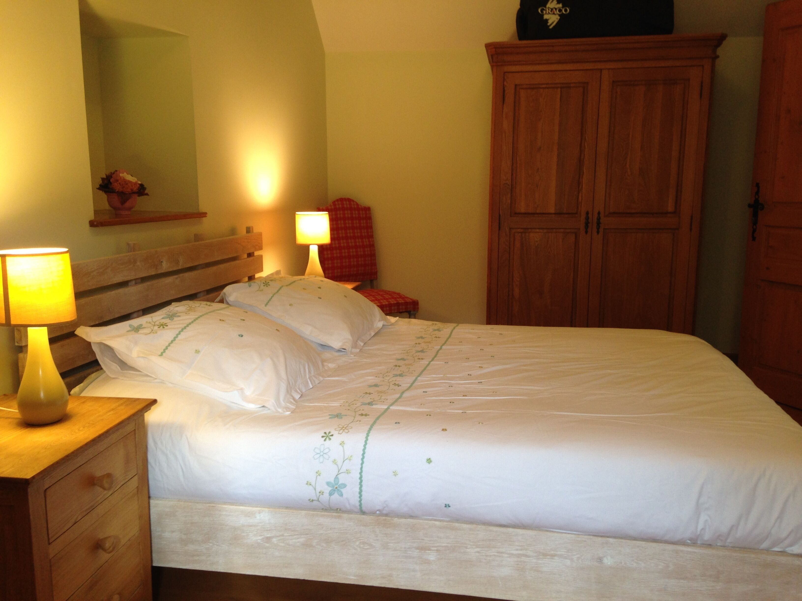 2 slaapkamers, een bureau, een strijkplank/strijkijzer, reisbedje