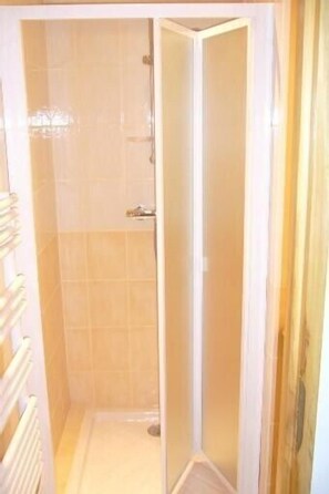 Dusche, Haartrockner, HandtĂŒcher