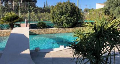 MAISON avec PISCINE et TENNIS en terre battue .