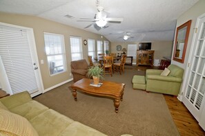 TV - Just one house back from the beach. Great ocean views & use of Ocean Front pool (Tybee Island)