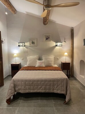 3 chambres, fer et planche à repasser, Wi-Fi, draps fournis