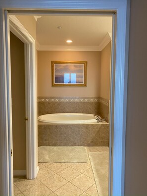 Un baño con bañera, ducha e inodoro.