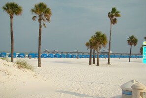 Playa en los alrededores y camastros 