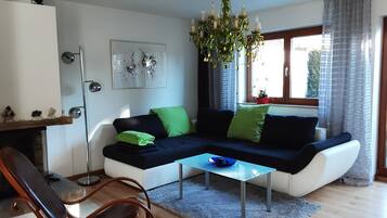 Smart-TV, Kamin, Videospiele, Tischfußball