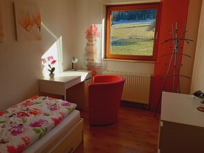 4 slaapkamers, een bureau, gratis wifi, beddengoed