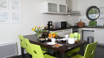 Een koelkast, een microgolfoven, een oven, een kookplaat