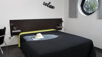 2 slaapkamers, een bureau, een strijkplank/strijkijzer, reisbedje