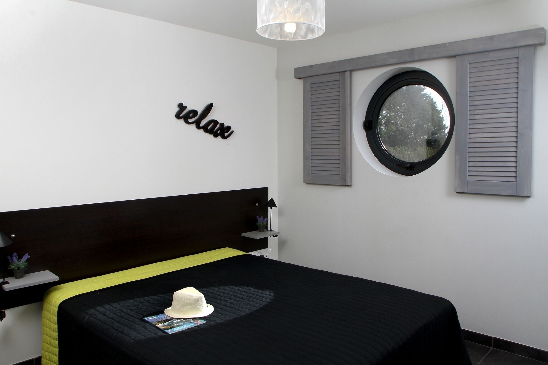 2 chambres, bureau, fer et planche à repasser, lit parapluie