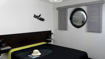 2 chambres, bureau, fer et planche Ă repasser, lit parapluie