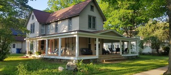 Détendez-vous dans votre maison; mètres de la plage de Frankfort et des attractions du centre-ville.