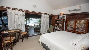 6 bedrooms, desk, iron/ironing board, travel cot