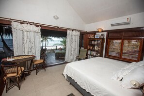 6 chambres, bureau, fer et planche à repasser, lit de bébé portatif