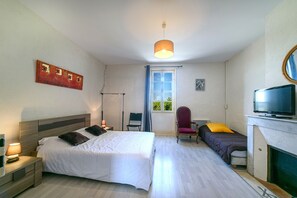 5 chambres, fer et planche à repasser, Wi-Fi, draps fournis