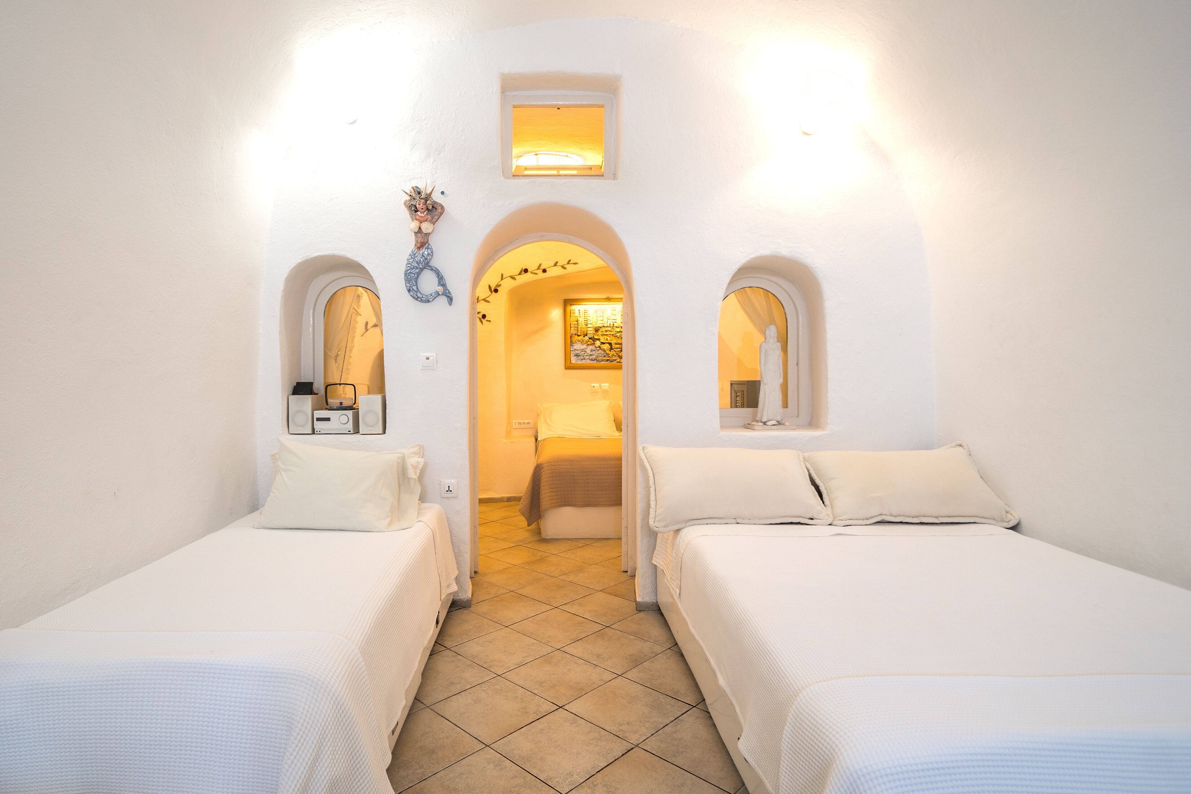 SantoriniParadise: PARADISE cave house, indoor winery & outdoor hot tub, Caldera