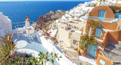 SantoriniParadise: PARADISE cave house, indoor winery & outdoor hot tub, Caldera