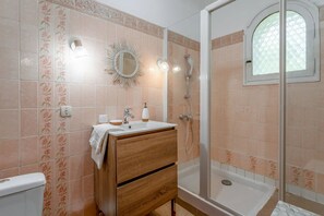Douche, séchoir à cheveux, papier de toilette