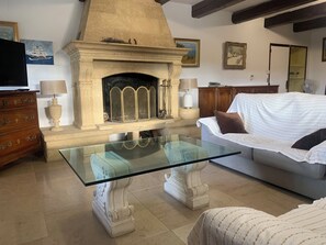 Fernseher, Kamin, DVD-Player, Bücher