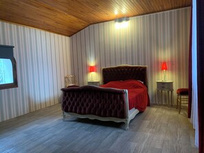 4 bedrooms, iron/ironing board, travel cot, free WiFi