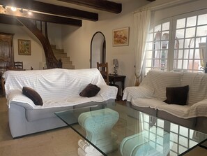 Fernseher, Kamin, DVD-Player, Bücher