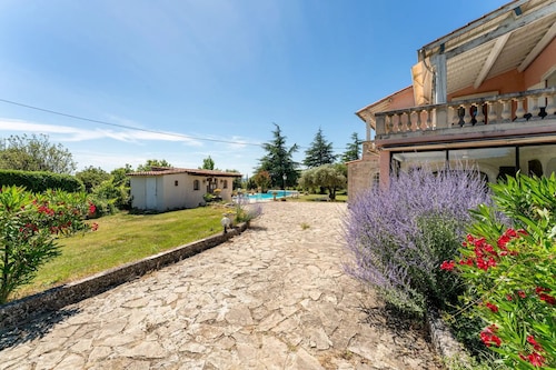 Large house for 2 to 8 people with private pool