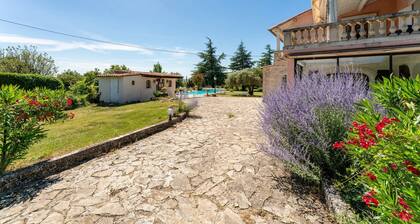 Gîte provençal La Coustonne à Valréas – Piscine privée et animaux bienvenus 🐾